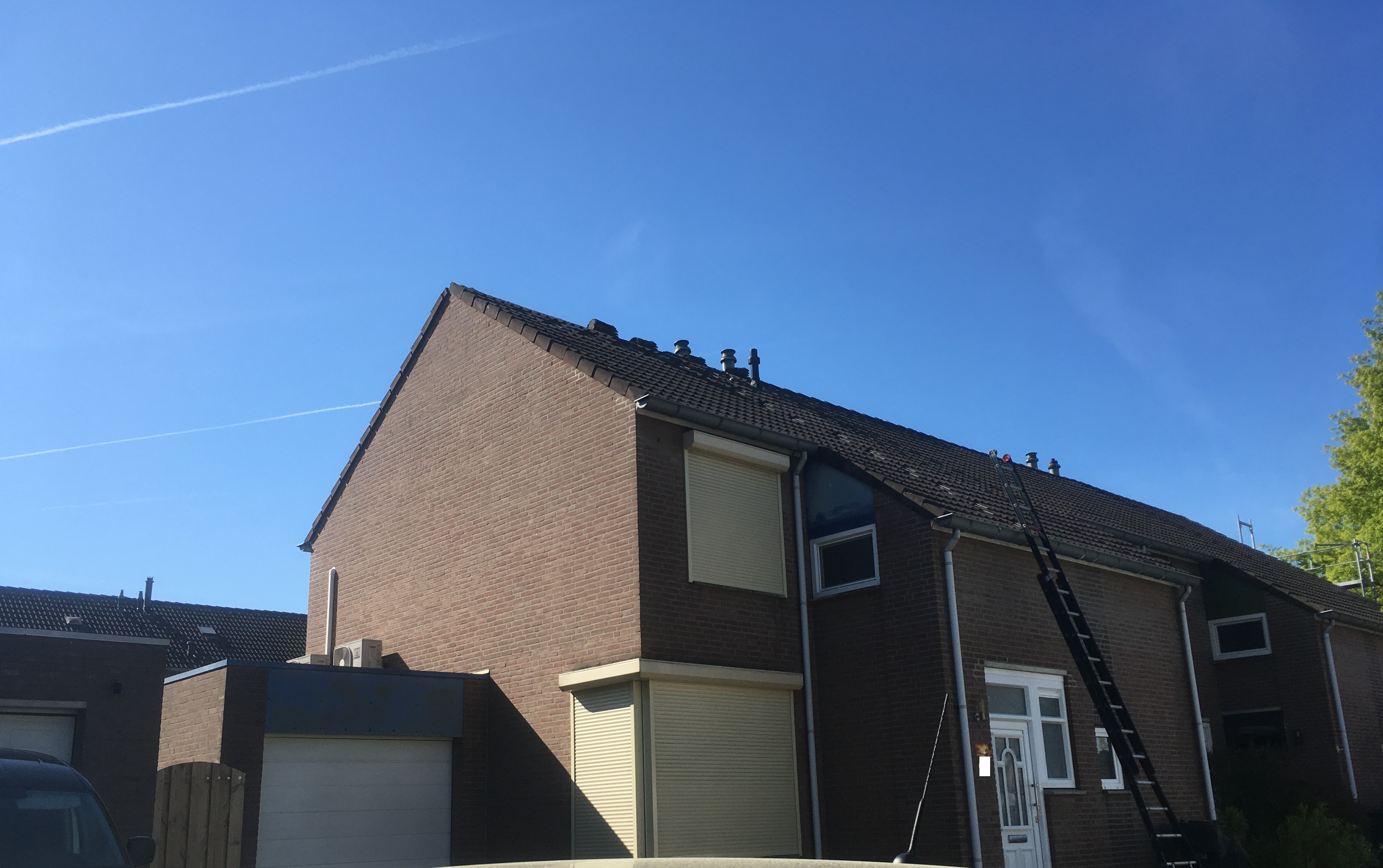 Tijdens: nokvorsten gecontroleerd op kwaliteit en gestapeld terzijde leggen
